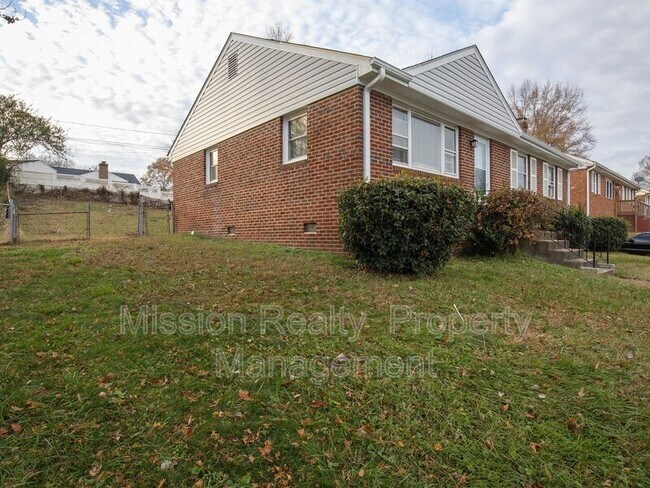 Building Photo - 3012 Glenan Dr