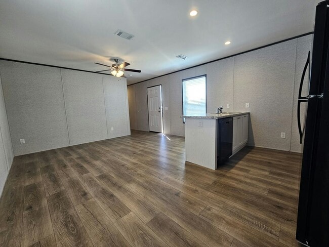 Building Photo - 553 Suwanee Dr