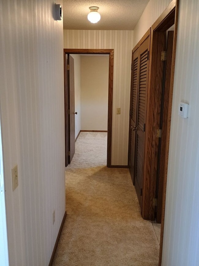 Building Photo - AVAILABLE 4/01/26 Large 2 Bedroom 1 Bath Main Floor Home