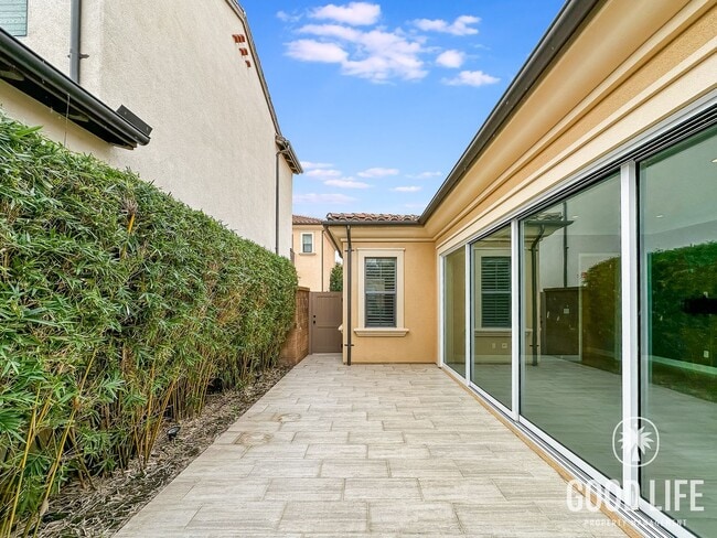 Building Photo - Stunning 3Bd/3.5Ba Home in Irvine w/Large Patio, Modern Design and 2 Master Suites!