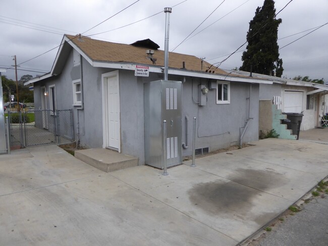 Building Photo - COMING SOON! Cozy 1-Bedroom Single-Story Duplex Home in Newhall