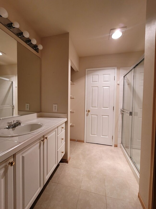 Building Photo - 2 Bedroom Townhome in Desirable Summerwind!