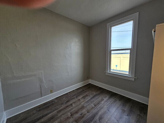 Building Photo - 221 Fir St