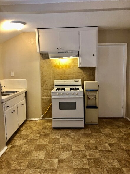 Building Photo - 606 W 4th Ave