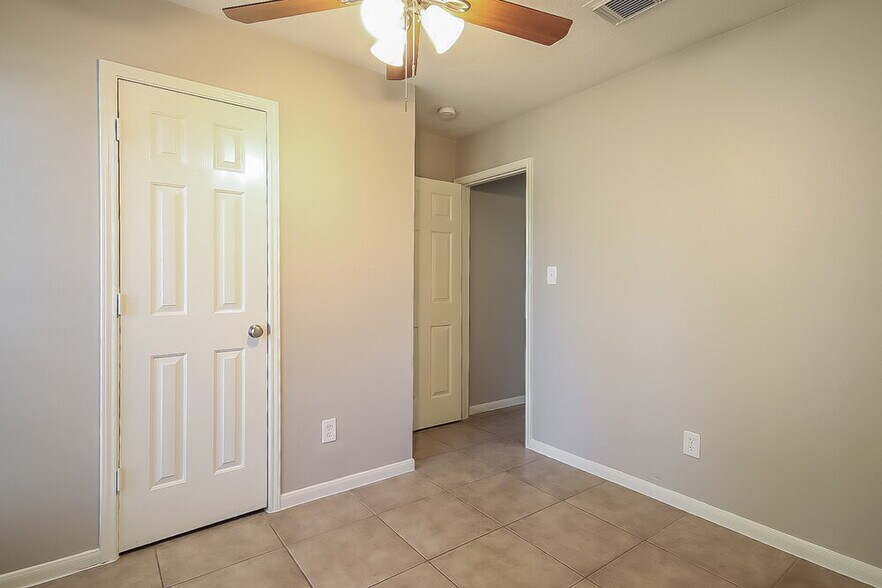 Building Photo - 10471 Twin Circles Dr