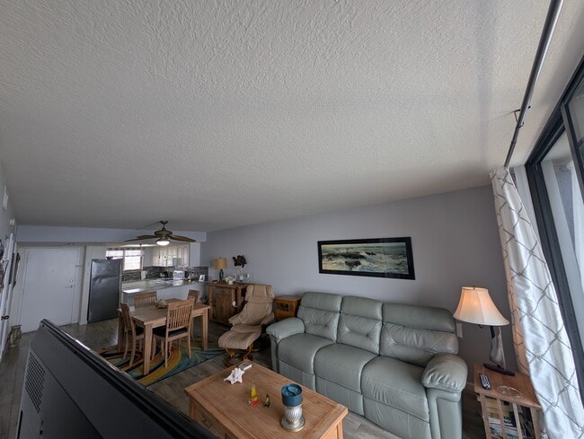 Building Photo - 6009 Sea Ranch Dr