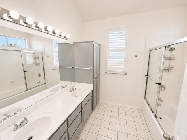 Building Photo - Coastal Living at It's Best! Pacific Beach Townhome with Incredible Rooftop Views!