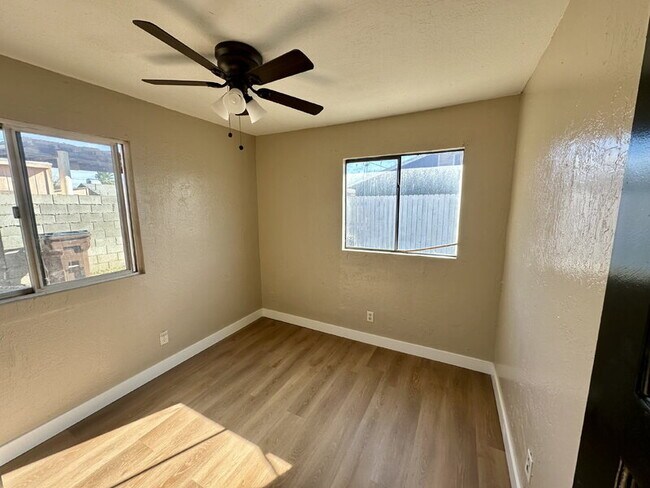 Building Photo - 372 W Northern Ave