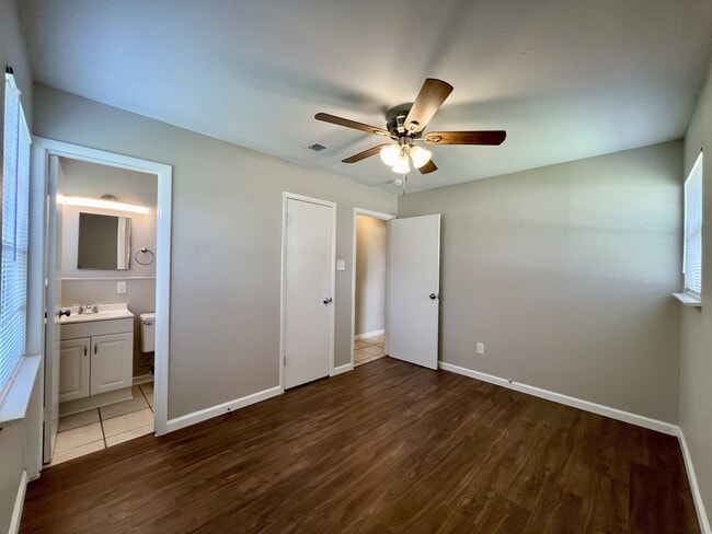 Building Photo - 4204 Bowling Green St