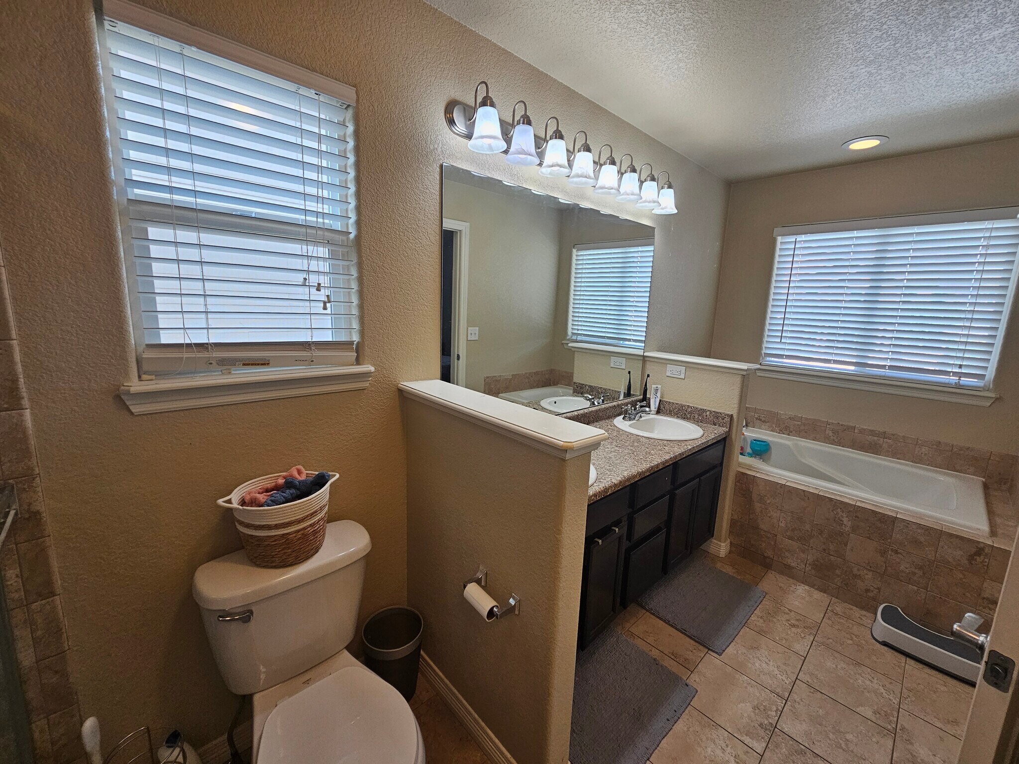 Building Photo - 7431 Willowdale Dr