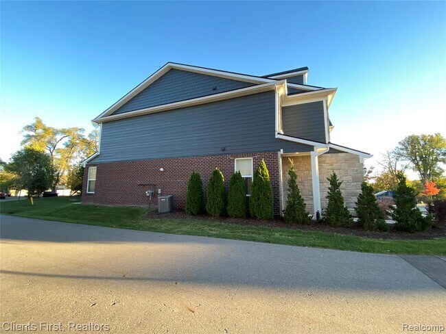 Building Photo - 22490 Woodbridge Ln