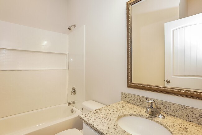 Building Photo - 467 Bainbridge Dr