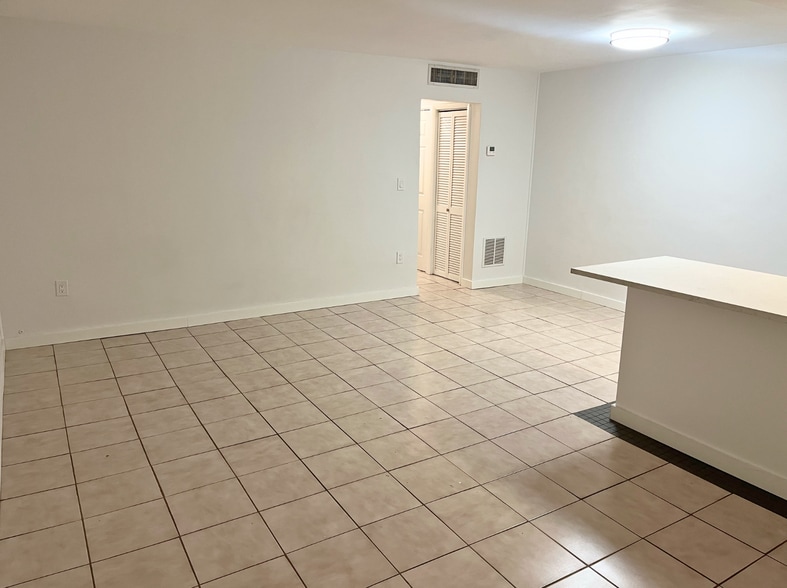 Living/dining area - 921 Jefferson Ave