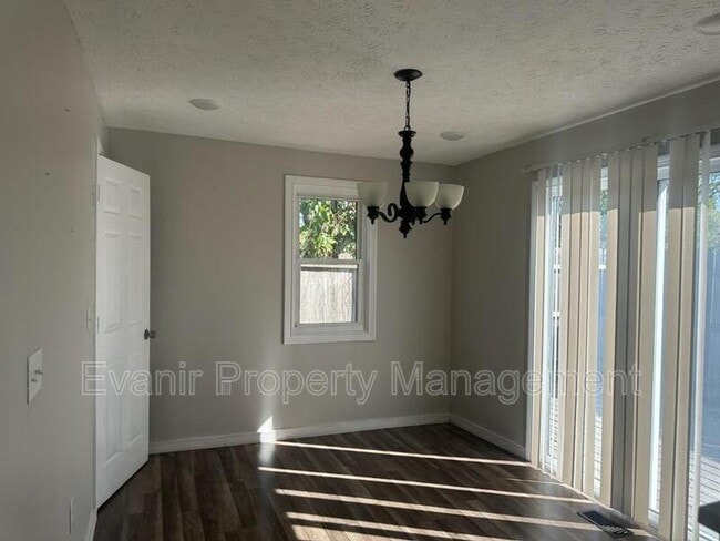 Building Photo - 955 Chelsea Ave