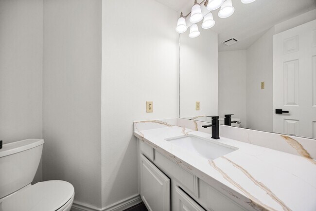 Building Photo - 2010 Courtshire Ln