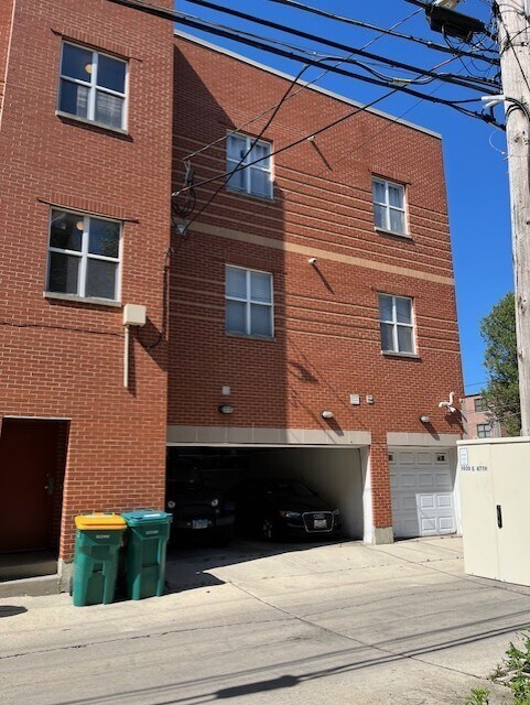 Building Photo - 1033 E 46th St