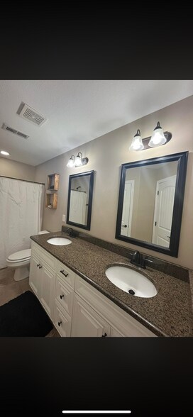 Building Photo - 812 Carousel Ct