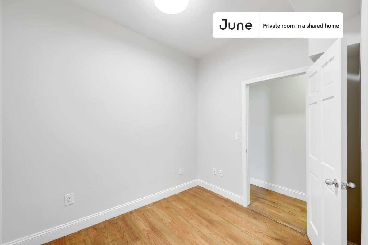 Building Photo - Private bedroom in 4 bed/1 bath Home