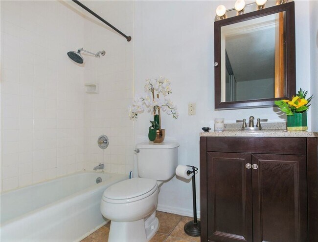 Building Photo - Upgraded 3 bed 2 bath condo in Kailua Town, 2 covered parking