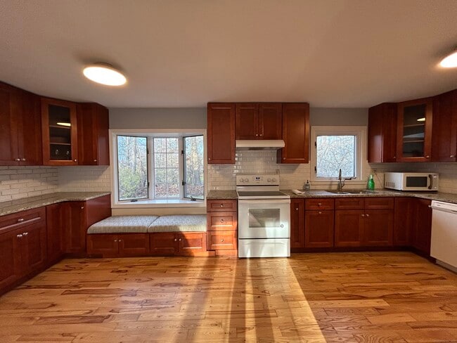 Building Photo - 185 Branchville Rd