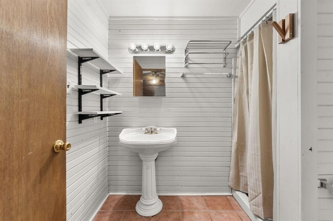 Building Photo - 5413 Duval St