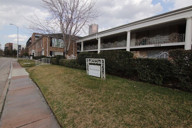 Building Photo - 2101 Fountain View Dr
