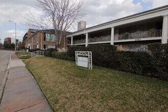 Building Photo - 2101 Fountain View Dr