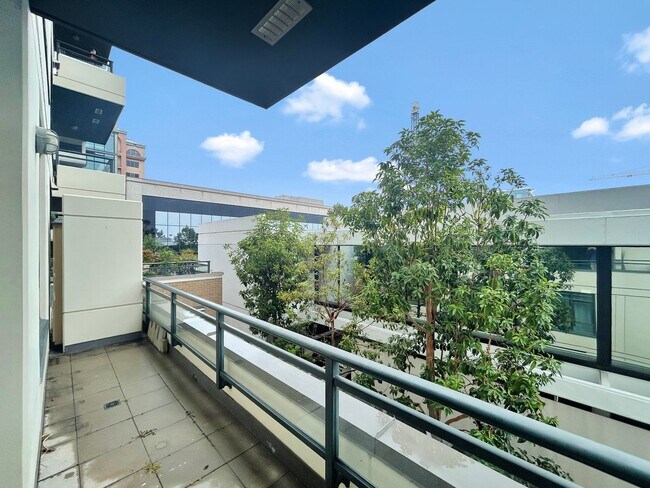 Building Photo - Beautiful 2BD/2BA W/ A/C, Reserved Parking, and Private Balcony in Bankers Hill!