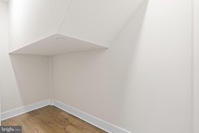 Building Photo - 30 W Broad St