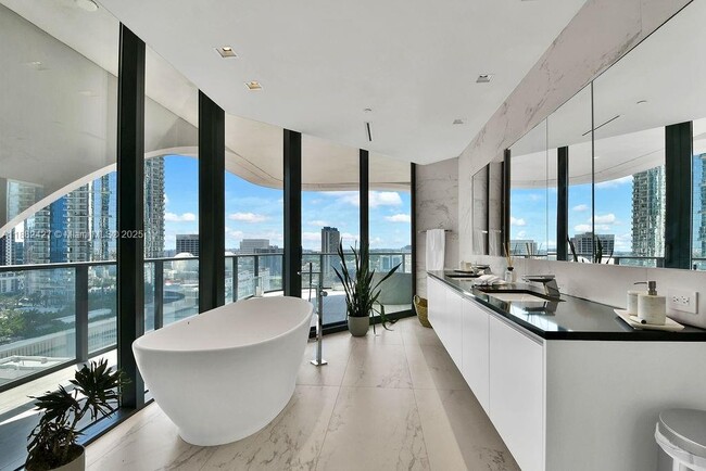 Building Photo - 1000 Biscayne Blvd