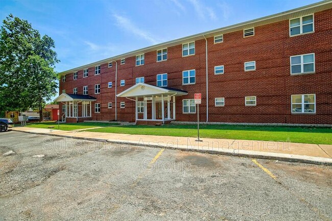 Building Photo - 1722 N Lindsay Ave