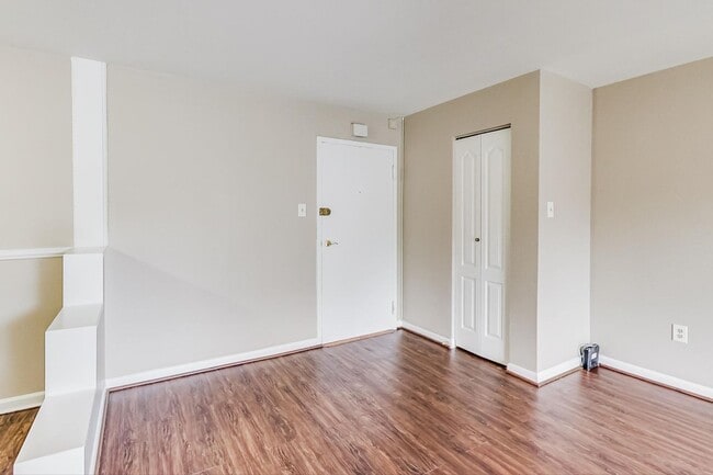 Building Photo - 2BD/1BA Takoma Park Condo in Elevator Building