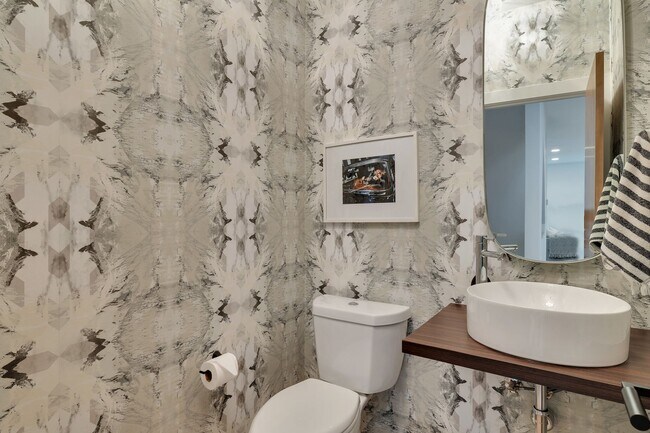 Building Photo - Modern stylish Madison Valley home