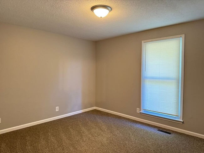 Building Photo - 3 Bedroom/1 Bath near shopping off Wilma R...