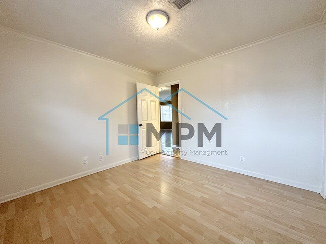 Building Photo - 13 W Elmwood Dr
