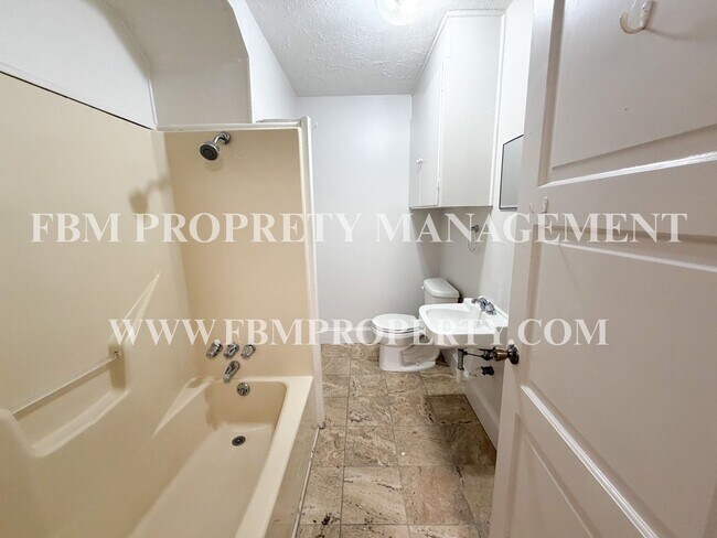 Building Photo - 2200 Country Club Rd