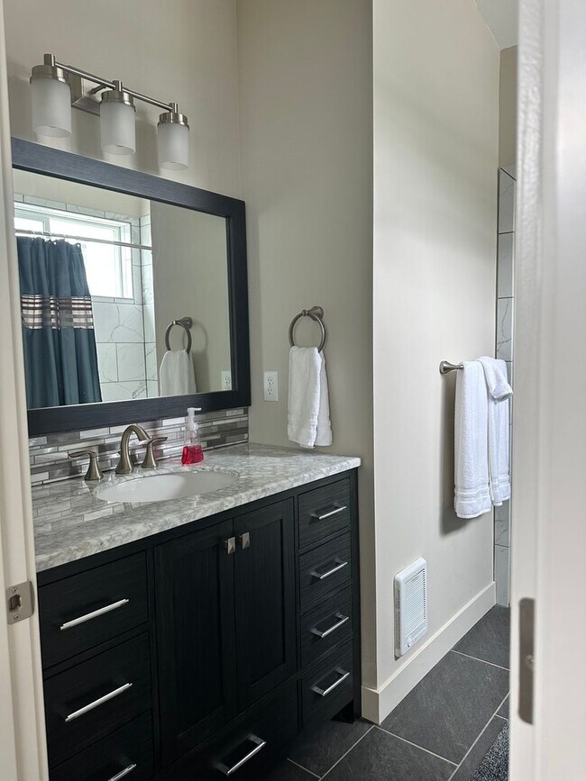 Building Photo - Year Round Rental- 4 bedroom, 2.5 bath in Chelan