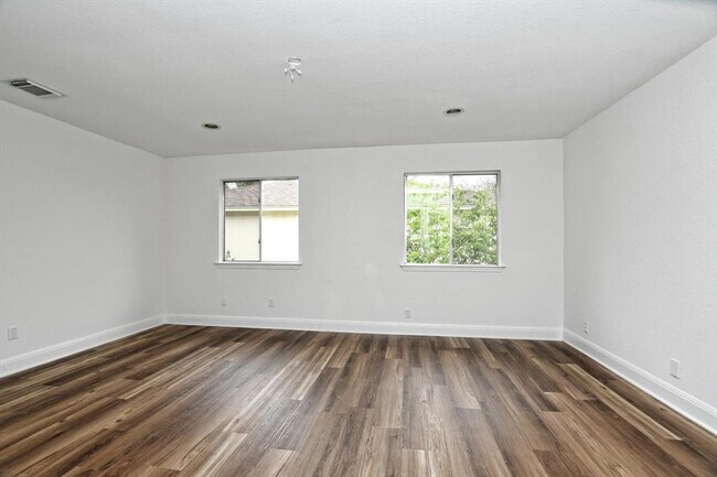 Building Photo - 17607 Klamath Falls Dr