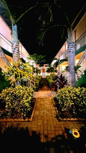 Building Photo - 7400 Harding Ave