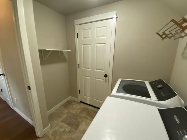 Building Photo - Spacious 3-Bedroom Home with Bonus Room in...