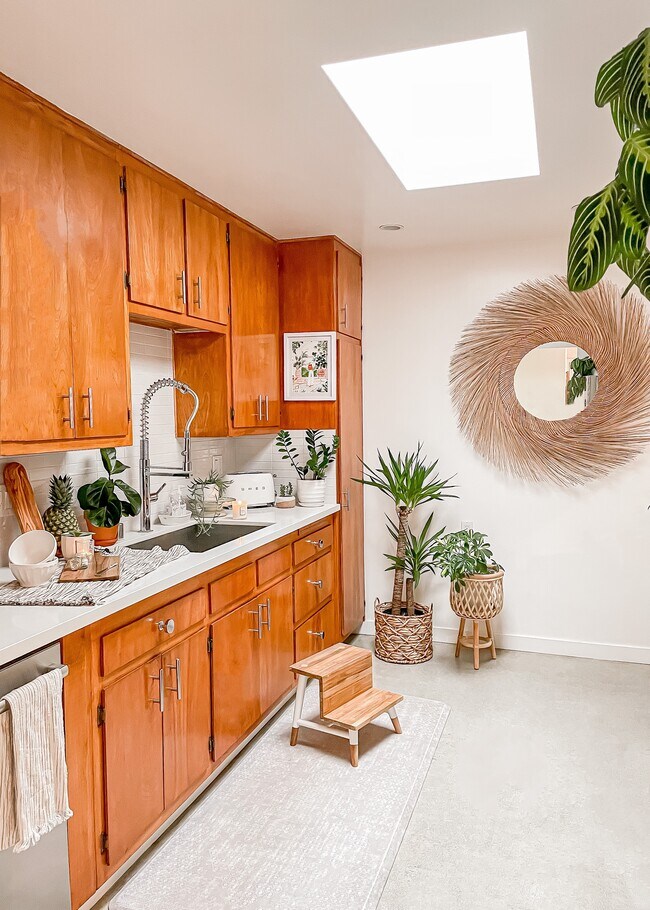 Building Photo - 3809 Floral Dr