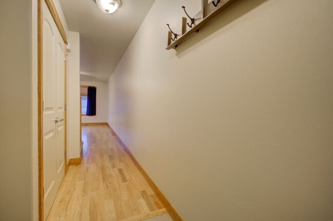 Building Photo - Laurel Glen Condo For Lease