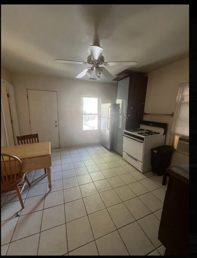 Building Photo - 821 N Hermitage Ave