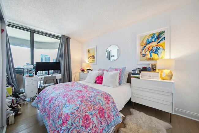Building Photo - 400 N La Salle Dr
