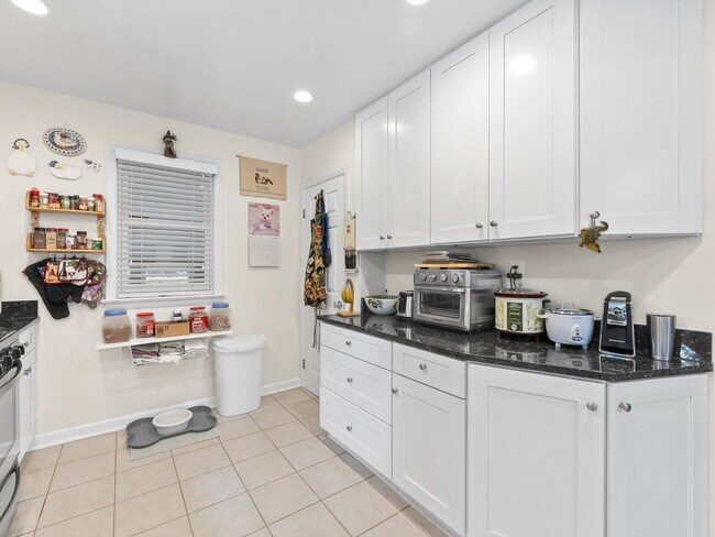 Building Photo - "Stunning 4-Bed Oasis with Granite Eleganc...