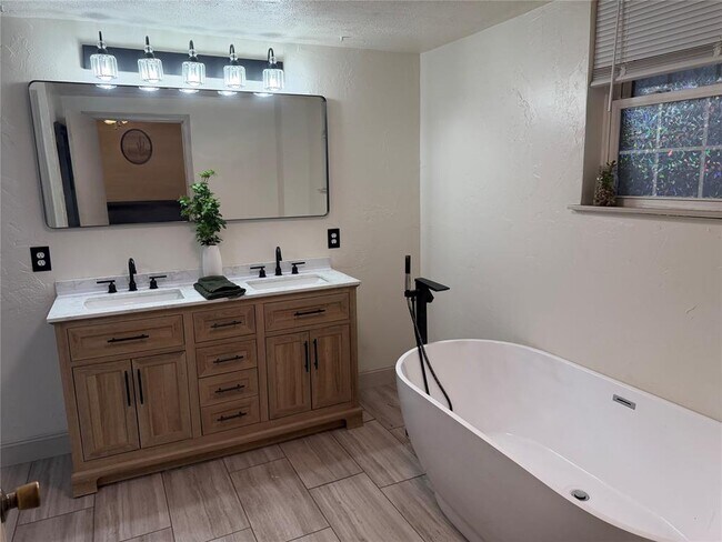 Building Photo - 408 5th St