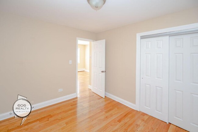 Building Photo - Bright and Sunny Cicero Apts Available!