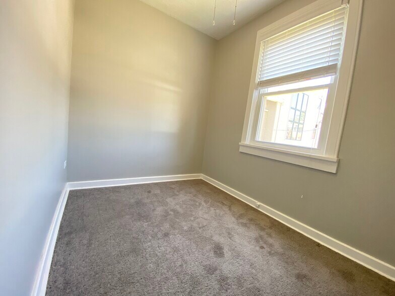 Building Photo - 2838 N Drake Ave