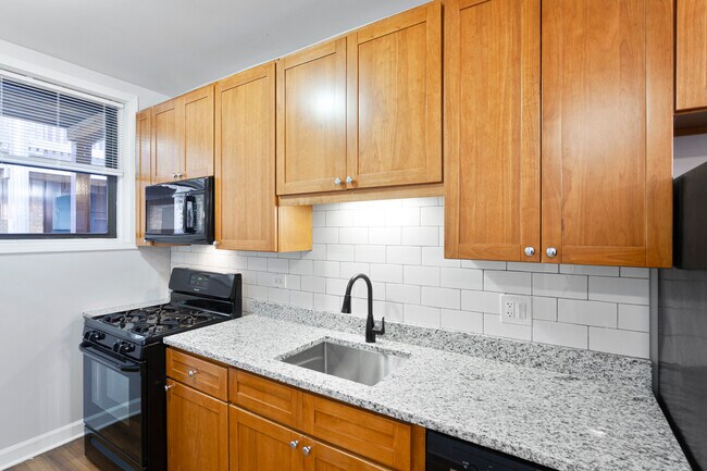 Building Photo - 1702 W Juneway Terrace
