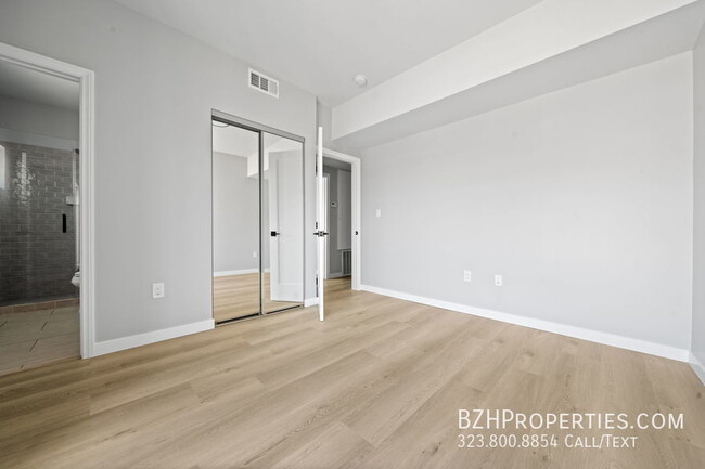 Building Photo - Beautiful Modern Duplex in the heart of No...